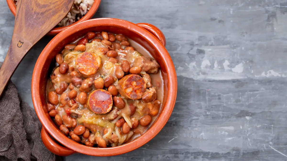 gigantes sto fourno me loukanika kai giaourti