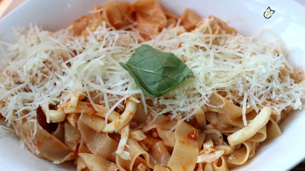 papardeles me saltsa ntomatas kai anthotyro