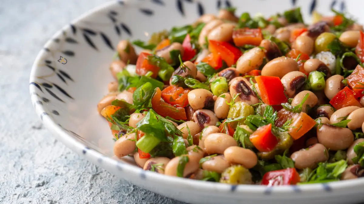 salata me mauromatika fasolia